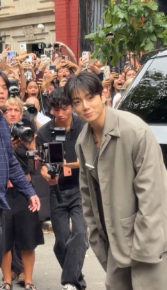Jung Kook has arrived at Fashion Week in New York!